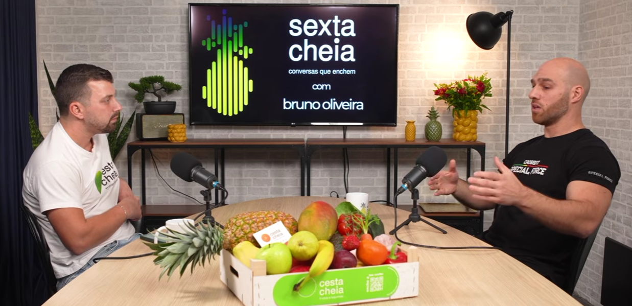 Sexta Cheia podcast set with hosts and Cesta Cheia branding